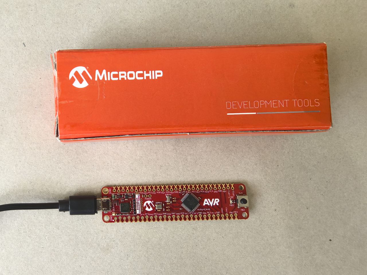 图5 AVR64EA48 Curiosity Nano 板子